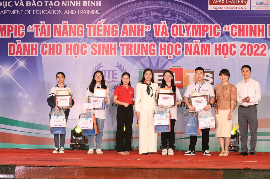 Bà Nguyễn Thị Ngọc Bích - Giám đốc ICE IELTS Ninh Bình trao thưởng nhất cho học sinh đoạt giải Nhất, Nhì cuộc thi.