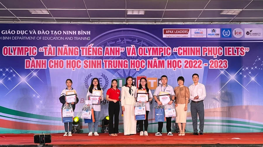 Bà Nguyễn Thị Ngọc Bích - Giám đốc ICE IELTS Ninh Bình trao thưởng nhất cho học sinh đoạt giải.