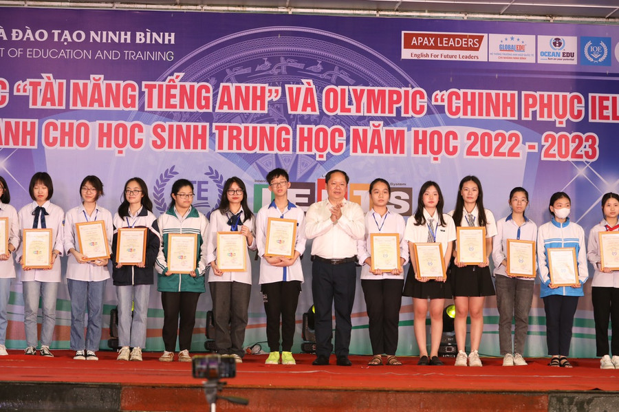 Ông Đinh Văn Khâm, Phó Giám đốc Sở GD&amp;ĐT Ninh Bình trao thưởng cho các em học sinh đoạt giải.