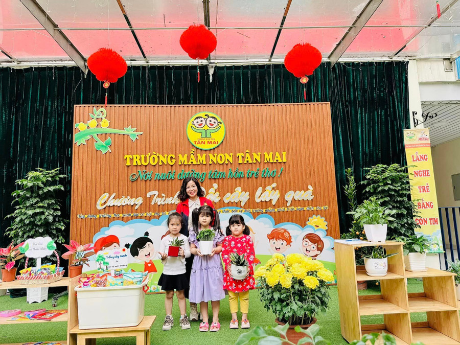 Cô trò cùng nhau tô điểm cho không gian trường học thật nhiều chậu hoa cây cảnh.