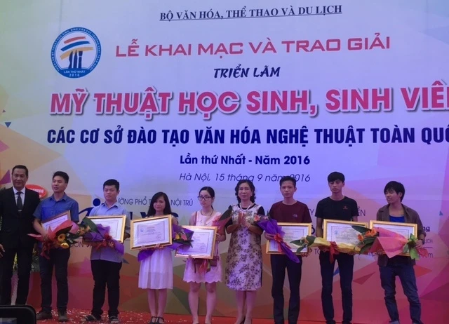 Các học sinh, sinh viên nhận giải Nhất