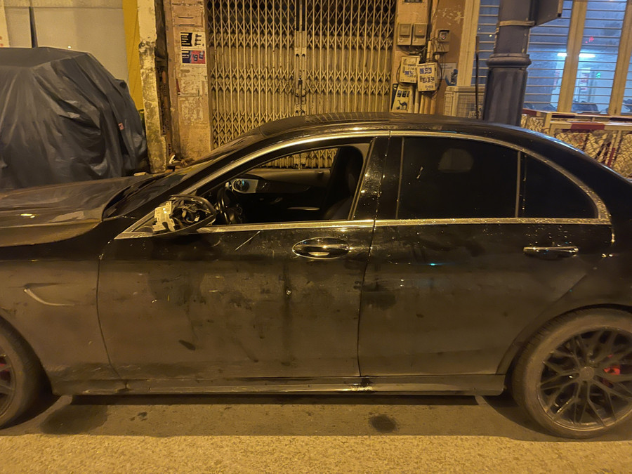 Ô tô hiệu Mercedes của chị K. bị đập phá. Ô tô hiệu Mercedes của chị K. bị đập phá.
