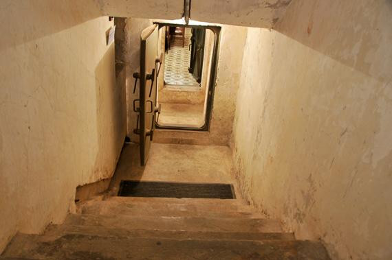 Lối lên - xuống hầm T1. Lối lên - xuống hầm T1.