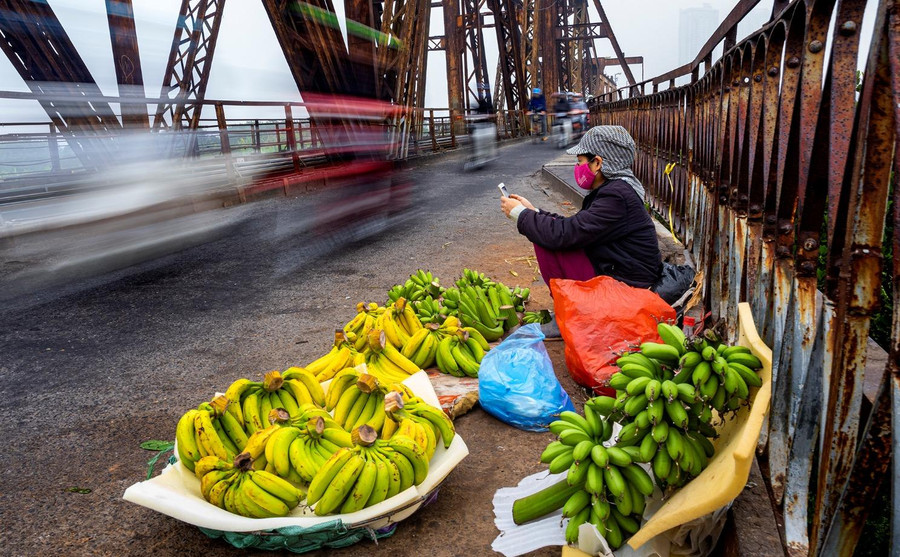 Đòi sống ngày nay bên cầu Long Biên - ảnh NSNA Lê Huy.
