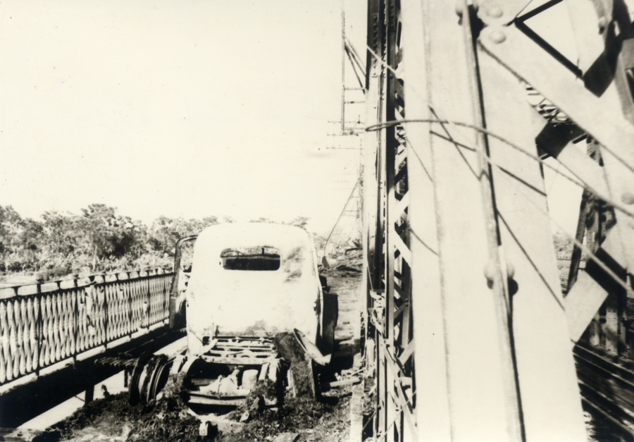 Ảnh cầu Long Biên bị hư hỏng khoảng năm 1966-1972.