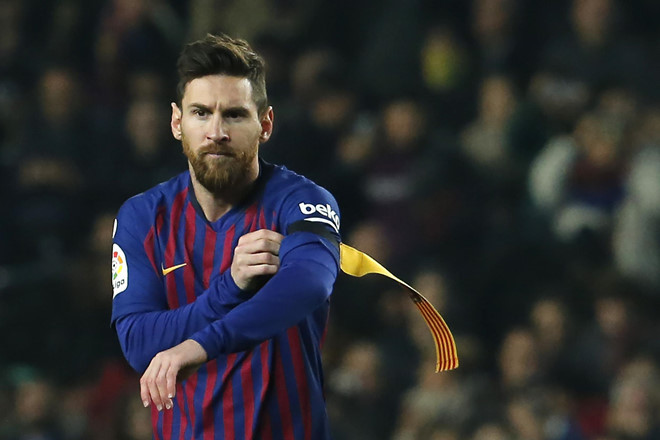 Chạy cánh Lionel Messi:Mùa giải tới, "El Pulga" sẽ trở lại mạnh mẽ hơn bao giờ hết để hoàn thành lời hứa đưa chiếc cúp bạc Champions League trở lại Camp Nou sau nhiều năm thất lạc. Sieu doi hinh Barca mua toi voi 3 ngoi sao tri gia hon 270 trieu euro hinh anh 9