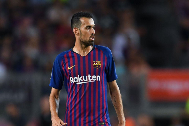 Tiền vệ Sergio Busquets:Luôn duy trì phong độ ổn định trong hơn 10 năm qua và thật khó để tìm ra cái tên nào có thể thay thế vị trí của tiền vệ sinh năm 1988 trong đội hình Barca. Sieu doi hinh Barca mua toi voi 3 ngoi sao tri gia hon 270 trieu euro hinh anh 6