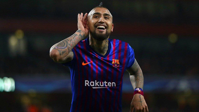 Tiền vệ Arturo Vidal:Cựu cầu thủ Bayern đã chinh phục HLV Ernesto Valverde bằng lối chơi năng nổ nhưng cũng đầy hiệu quả trong mùa giải vừa qua. Một vị trí trong đội hình chính sẽ là phần thưởng xứng đáng cho Vidal mùa giải tới. Sieu doi hinh Barca mua toi voi 3 ngoi sao tri gia hon 270 trieu euro hinh anh 8