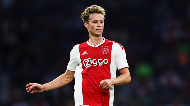 Tiền vệ Frenkie De Jong:Tuyến giữa của Barca sẽ có sự bổ sung chất lượng khi tân binh trị giá 75 triệu euro được giới chuyên môn đánh giá phù hợp với lối chơi của nhà vô địch La Liga. Sieu doi hinh Barca mua toi voi 3 ngoi sao tri gia hon 270 trieu euro hinh anh 7