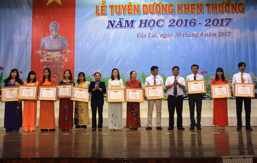 UBND tỉnh Gia Lai tặng Bằng khen trong lễ tuyên dương khen thưởng. 