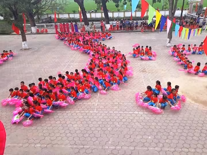 Một trong những tiết mục múa của học sinh Trường Tiểu học Cẩm Bình do cô Võ Tiết Liên làm biên đạo