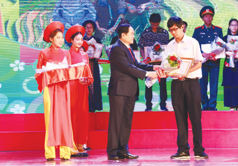 Chủ tịch UBTƯ MTTQVN Trần Thanh Mẫn trao Bằng khen cho HS có nhiều thành tích trong học tập. Chủ tịch UBTƯ MTTQVN Trần Thanh Mẫn trao Bằng khen cho HS có nhiều thành tích trong học tập.