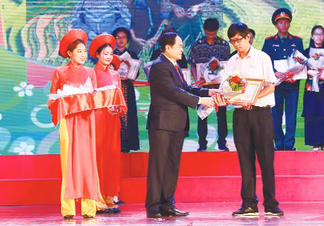 Chủ tịch UBTƯ MTTQVN Trần Thanh Mẫn trao Bằng khen cho HS có nhiều thành tích trong học tập. Chủ tịch UBTƯ MTTQVN Trần Thanh Mẫn trao Bằng khen cho HS có nhiều thành tích trong học tập.