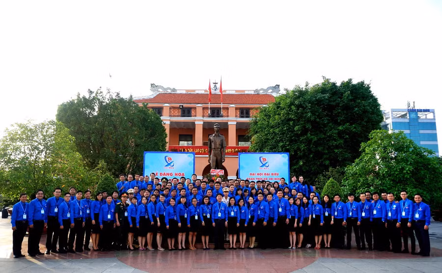 Các đại biểu đã dâng hoa, dâng hương tượng đài Bác Hồ tại Bảo tàng Hồ Chí Minh từ sáng sớm.