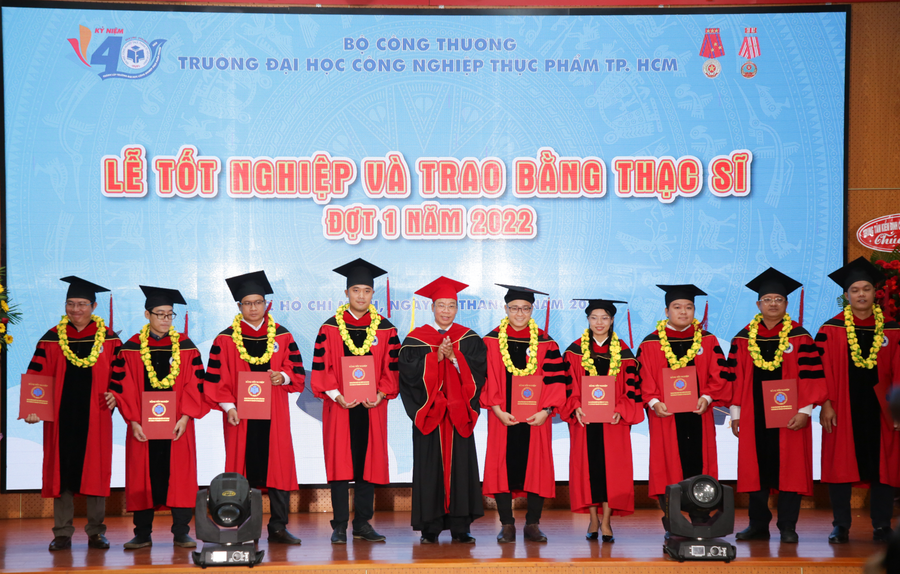 PGS.TS Nguyễn Xuân Hoàn(giữa) Hiệu trưởng HUFI trao bằng Thạc sĩ cho các học viên hoàn thành khóa học