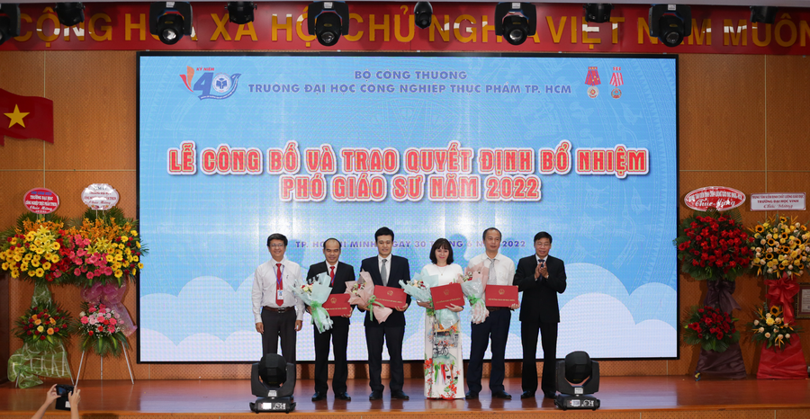 Lãnh đạo Nhà trường trao quyết định bổ nhiệm PGS cho cán bộ, giảng viên đạt chuẩn của Bộ GD&amp;DĐT