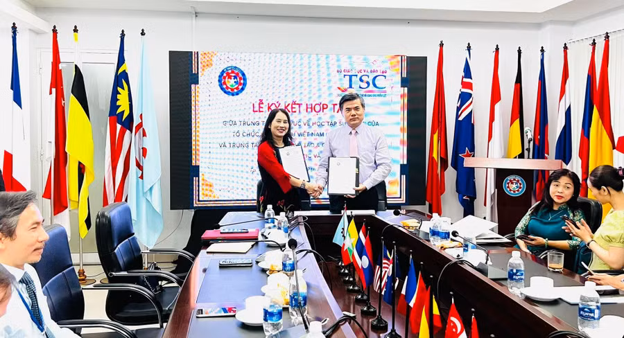 TS Lê Thị Mỹ Hà- Giám đốc SEAMEO CELLL cùng ông Bùi Văn Linh- Giám đốc Trung tâm đào tạo và cung ứng nhân lực của Bộ GD&amp;ĐT ký kết hợp tác