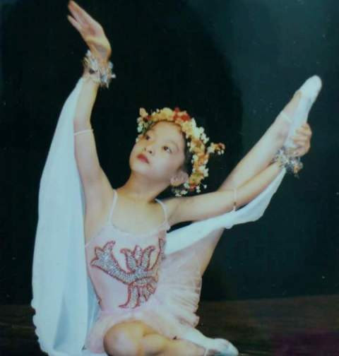 Minh Hằng đã đi tập múa từ nhỏ. Hiện, cô là trưởng nhóm nhảy First Step.