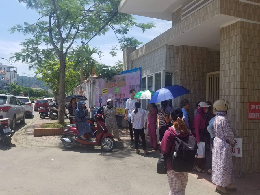 Nhiều phụ huynh có mặt tại cổng trường để đón thí sinh.