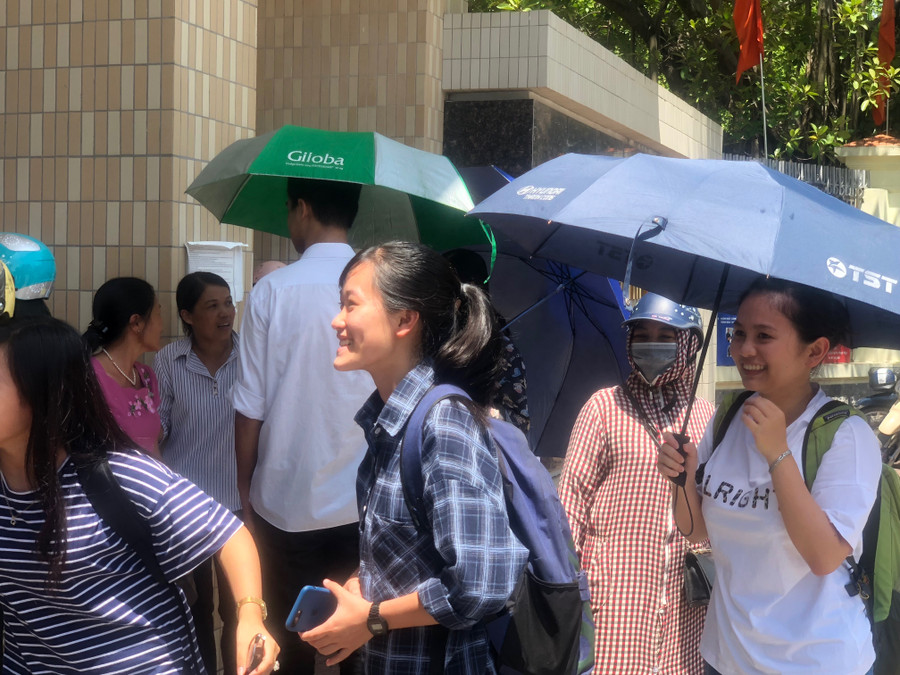 Thí sinh tươi cười khi nói với phụ huynh về bài làm.