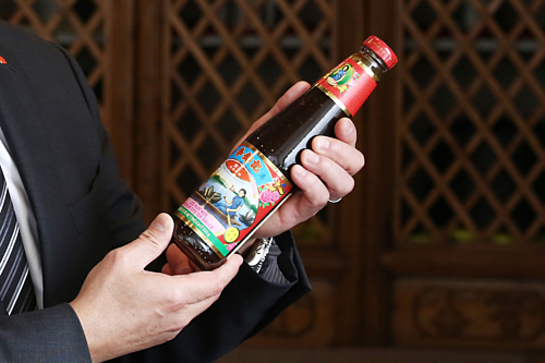 Hãng nước sốt muốn tồn tại 1.000 năm ảnh 1 Sản phẩm dầu hào nổi tiếng của Lee Kum Kee. Ảnh: SCMP