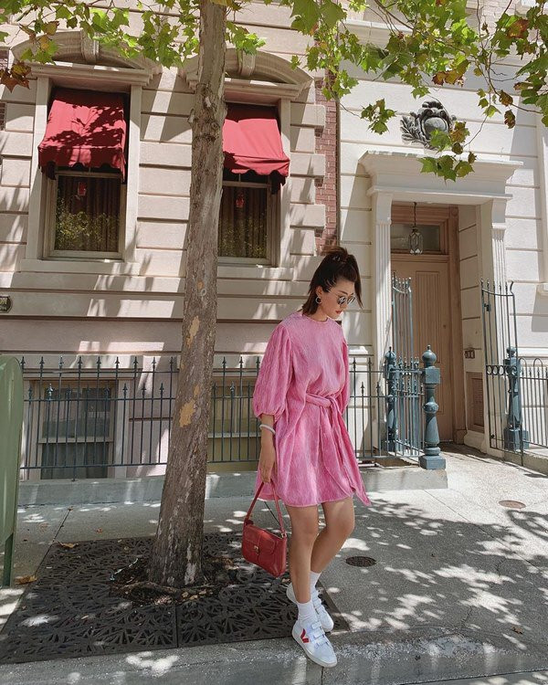 Đi chơi dịp lễ, chị em nên diện các gam màu chuẩn sành điệu này ảnh 14 may khi co dip mac dep, chi em di choi le nho dien cac gam mau nhin la thich nay - 14