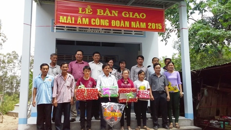 Trao Mái ấm Công đoàn cho gia đình ông Nguyễn Thành Vụ, nhân viên Trường THPT Lấp Vò 2, Đồng Tháp