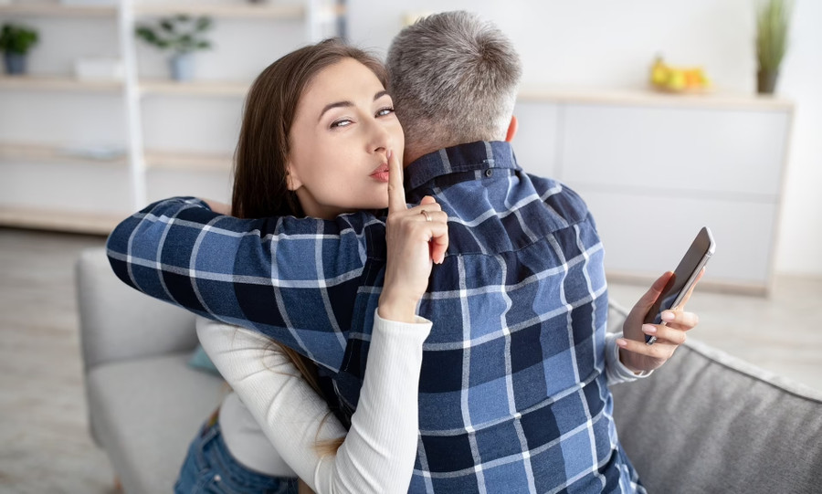 Đôi khi, người phụ nữ khác không phải là nguyên nhân của vấn đề mà chính là người chồng lăng nhăng của bạn. (Ảnh: ITN). Đôi khi, người phụ nữ khác không phải là nguyên nhân của vấn đề mà chính là người chồng lăng nhăng của bạn. (Ảnh: ITN).