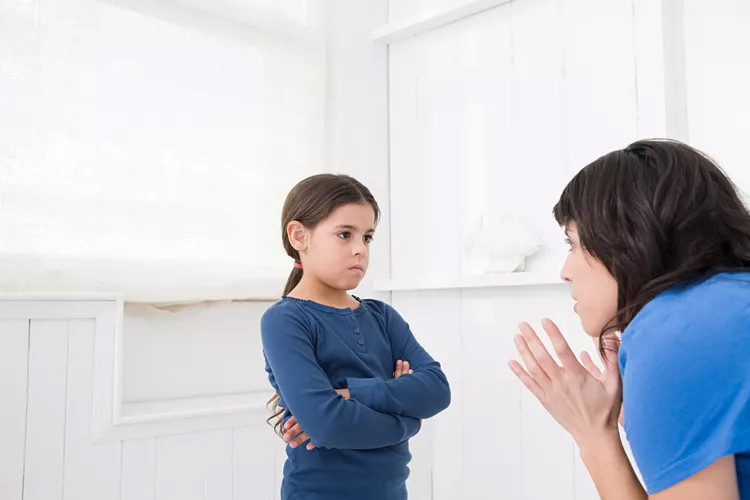 Nếu bạn quá nghiêm khắc, con bạn có thể sẽ nói dối để tránh bị trừng phạt. (Ảnh: ITN).