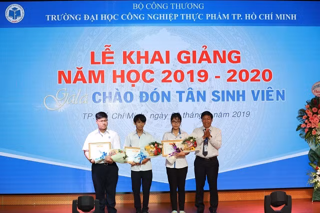 PGS.TS Nguyễn Xuân Hoàn- Phó hiệu trưởng Trường ĐH Công nghiệp Thực phẩm TPHCM trao học bổng cho tân sinh viên