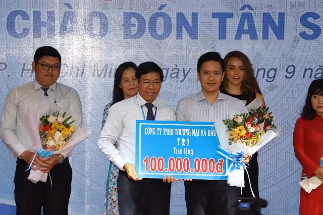 PGS.TS Nguyễn Xuân Hoàn- Phó hiệu trưởng Trường ĐH Công nghiệp Thực phẩm TPHCM (giữa) nhận tiền tài trợ học bổng từ doanh nghiệp