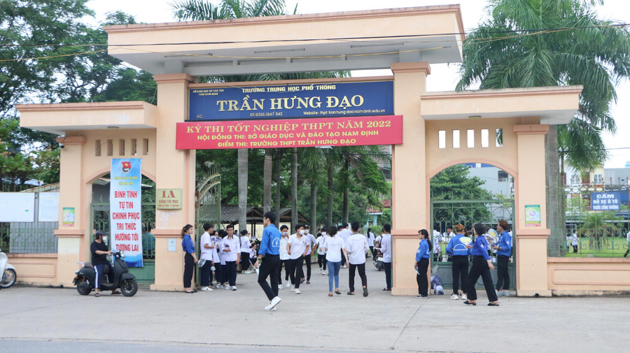 Thanh niên tình nguyện tập trung tại khu vực cổng trường để hướng dẫn thí sinh vào phòng thi. Thanh niên tình nguyện tập trung tại khu vực cổng trường để hướng dẫn thí sinh vào phòng thi.