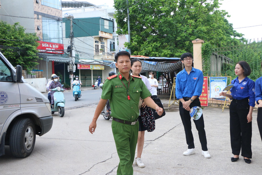 Lực lượng an ninh có mặt ở cổng trường để đảm bảo giao thông. Lực lượng an ninh có mặt ở cổng trường để đảm bảo giao thông.