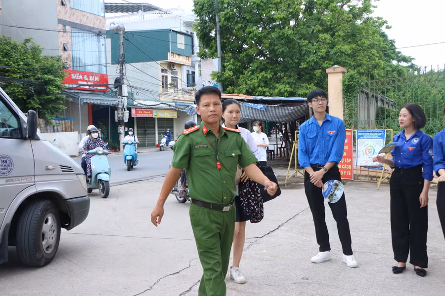 Lực lượng an ninh có mặt ở cổng trường để đảm bảo giao thông.