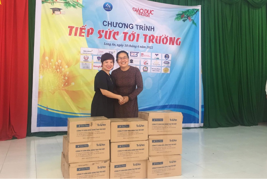 Phó Tổng Biên tập Dương Thanh Hương (trái) trao sách tham khảo tặng thư viện 10 trường Tiểu học, THCS, THPT, cho bà Phạm Thị Thái Thanh - Trưởng phòng GD&ĐT huyện Mộc Hóa, tỉnh Long An. Phó Tổng Biên tập Dương Thanh Hương (trái) trao sách tham khảo tặng thư viện 10 trường Tiểu học, THCS, THPT, cho bà Phạm Thị Thái Thanh - Trưởng phòng GD&ĐT huyện Mộc Hóa, tỉnh Long An.