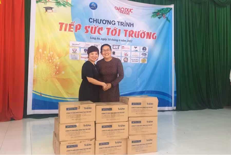 Phó Tổng Biên tập Dương Thanh Hương (trái) trao sách tham khảo tặng thư viện 10 trường Tiểu học, THCS, THPT, cho bà Phạm Thị Thái Thanh - Trưởng phòng GD&amp;ĐT huyện Mộc Hóa, tỉnh Long An.