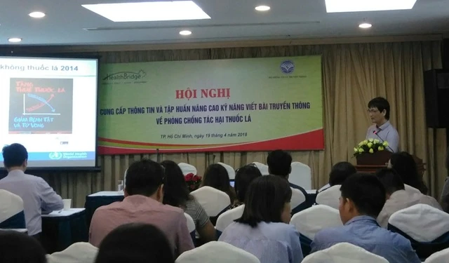 ThS-BS Nguyễn Tuấn Lâm - Đại diện tổ chức WHO Việt Nam báo cáo tham luận tại hội nghị 