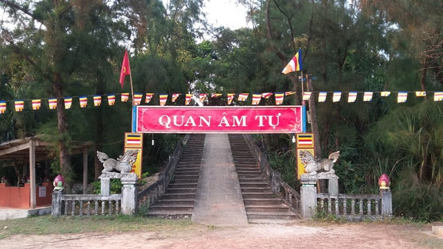 Cổng chính và lối dẫn lên chùa Quan Âm tự. Cổng chính và lối dẫn lên chùa Quan Âm tự.