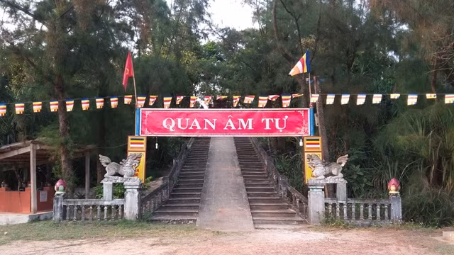 Cổng chính và lối dẫn lên chùa Quan Âm tự. Cổng chính và lối dẫn lên chùa Quan Âm tự.