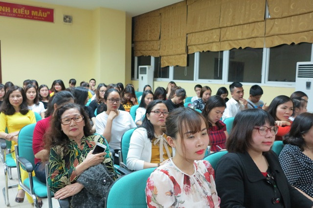 Nhà thơ Đặng Nguyệt Anh và giảng viên-sinh viên