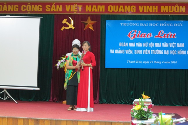 Nhà thơ Phan Thị Thanh Nhàn xúc động tặng hoa cho giảng viên thể hiện bài bát Hương thầm