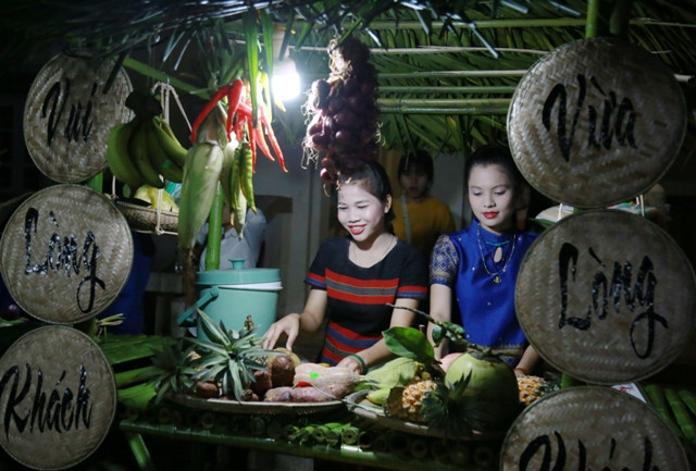 Một gian hàng giới thiệu các sản phẩm rau, củ, quả của địa phương. Một gian hàng giới thiệu các sản phẩm rau, củ, quả của địa phương.
