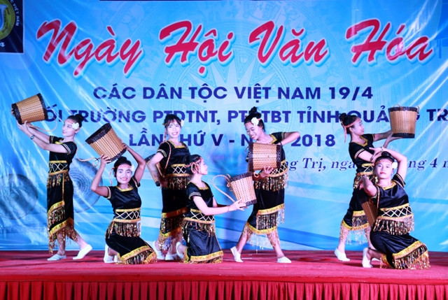 Một tiết mục văn nghệ của các em học sinh người Vân Kiều. Một tiết mục văn nghệ của các em học sinh người Vân Kiều.