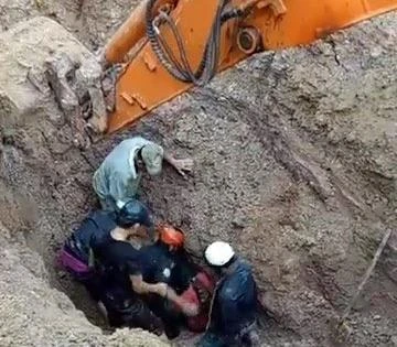 Người dân huy động máy xúc để cứu hộ kịp thời 