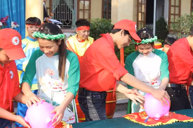 Nét rạng rỡ trên từng khuôn mặt các em học sinh trong ngày “mổ lợn”