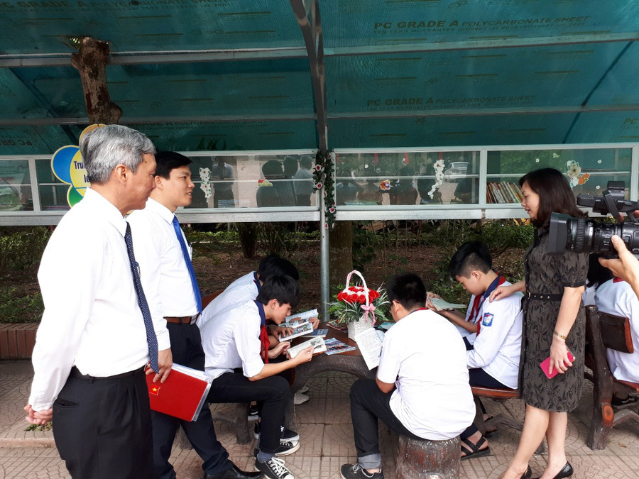 Học sinh giới thiệu Bộ sách Kỹ năng sống tại lễ phát động Học sinh giới thiệu Bộ sách Kỹ năng sống tại lễ phát động