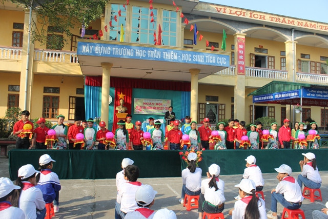 Lễ hội mổ “lợn đất tình thương” ở Trường THCS Thụy Liên Lễ hội mổ “lợn đất tình thương” ở Trường THCS Thụy Liên