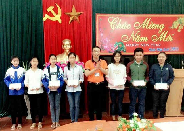 Thầy Nguyễn Vương Linh trao quà cho các học sinh đạt kết quả học tập tốt của trường 