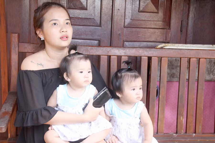 Chị Trần Thị Hồng Cúc cùng 2 con song sinh trong năm 2018.