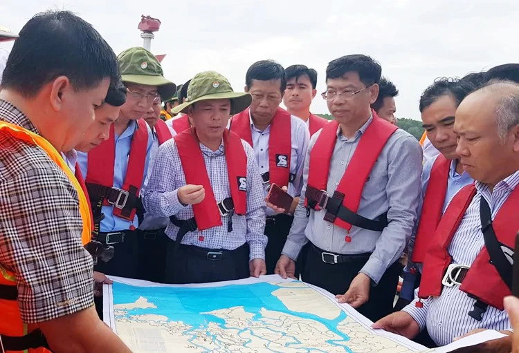 Bộ trưởng Giao thông Vận tải Nguyễn Văn Thể chỉ đạo tại hiện trường tàu chìm. Ảnh:Hữu Nguyên.